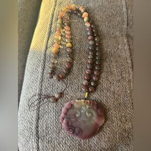 Yuanyan Agate Beaded Necklace with Carved Pendant
